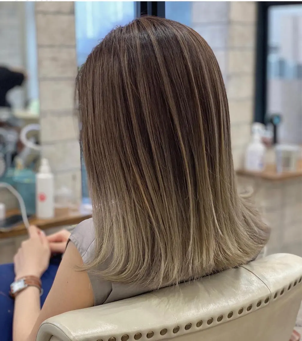 セミロング カラー パーマ ヘアアレンジ メンズ キッズ ネイル マツエク・マツパ カット ヘアカラー ハイライト、レイヤー カット/西梅田/中西のヘアスタイル
