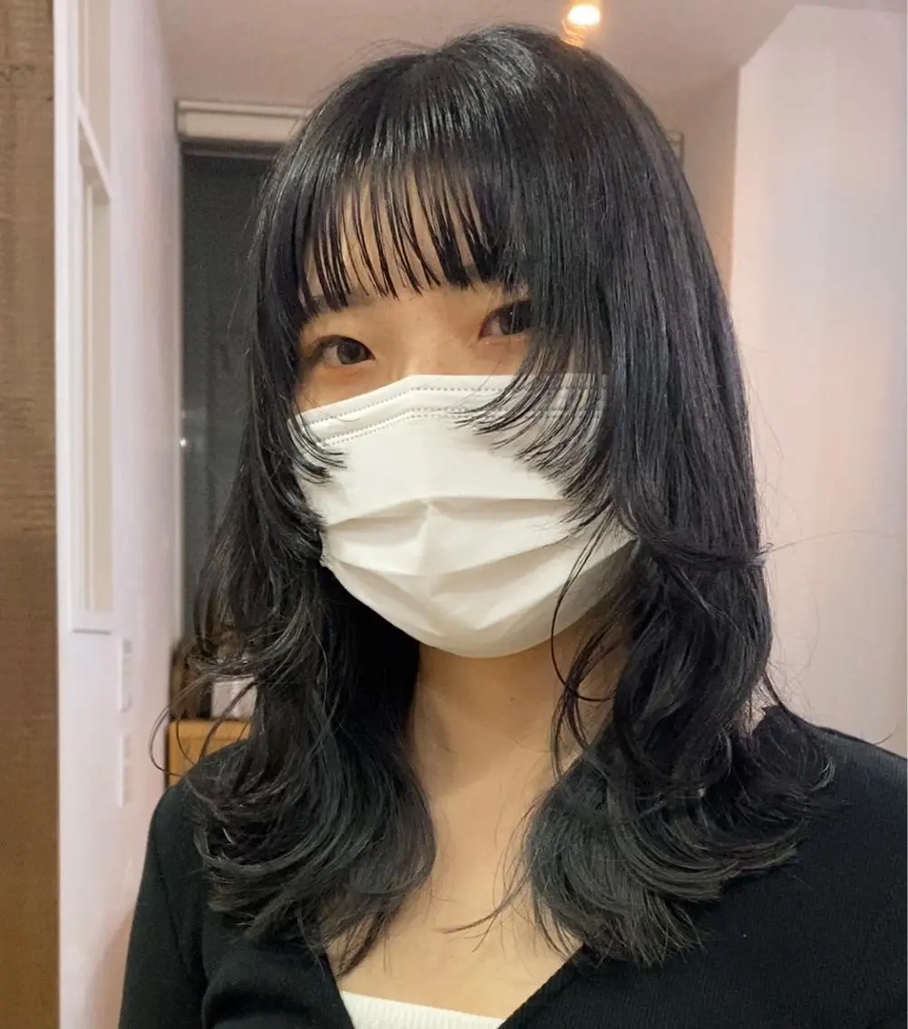 ミディアム カラー ウルフカット 横尾 歩のヘアスタイル