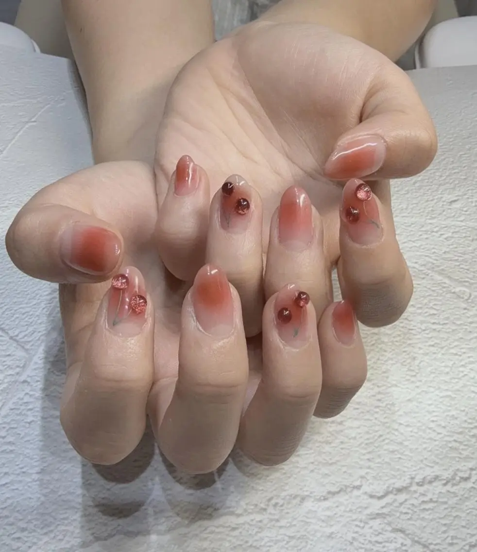 ネイル アートネイル グラデーション ぷっくりネイル 赤色 シンプルネイル ハンドネイル ハンドケア NailSalon✨ Écrinエクランのネイルデザイン