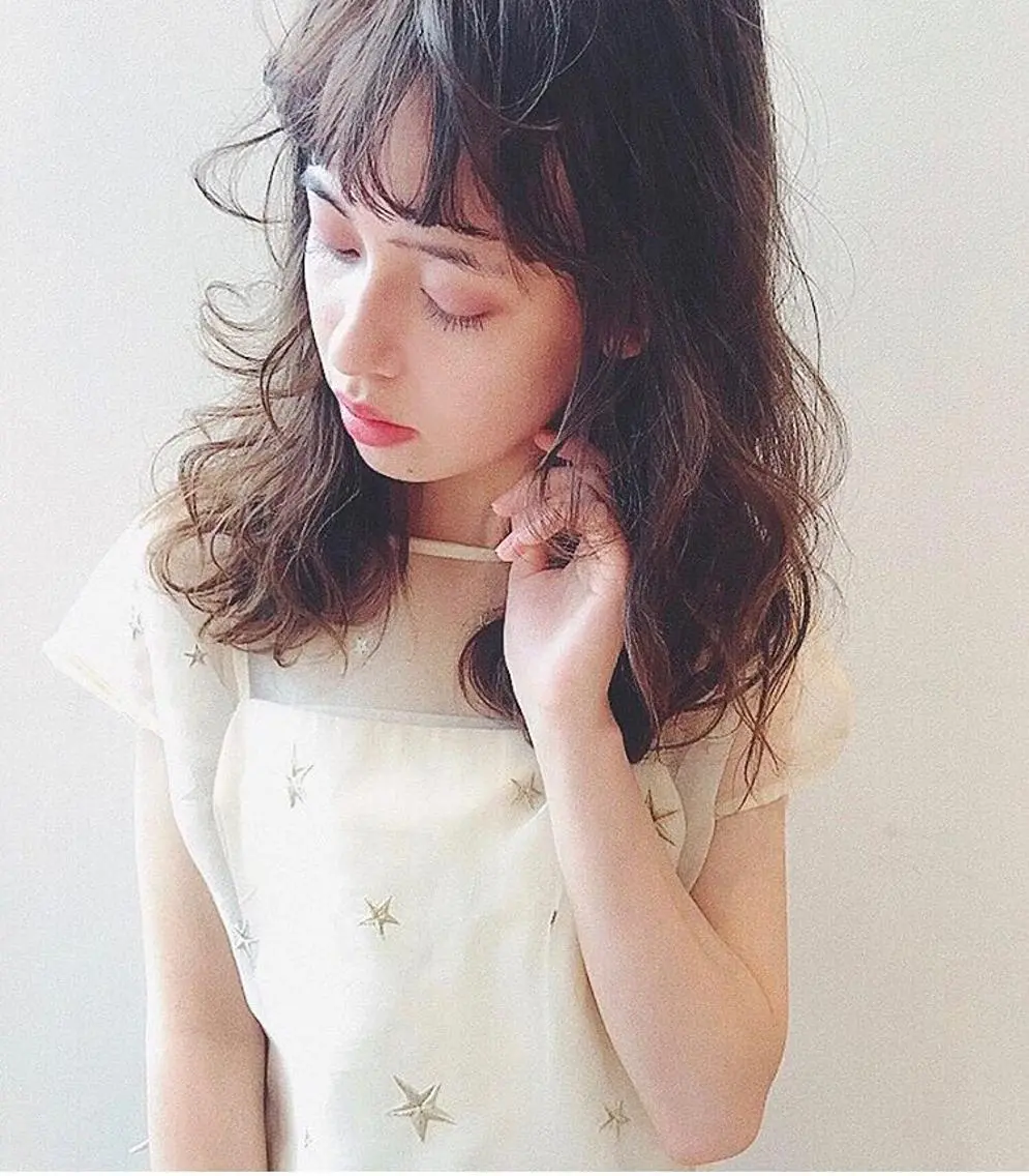 セミロング カラー 有藤 日菜のヘアスタイル