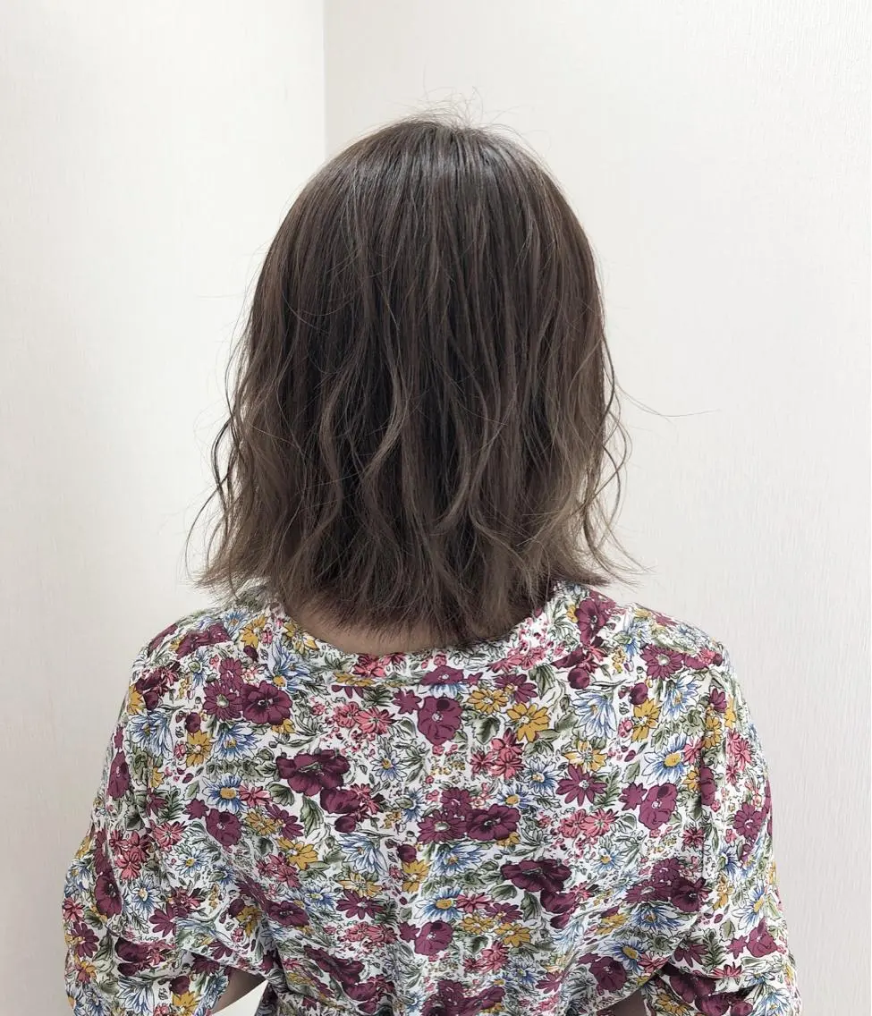 ミディアム カラー グラデーションカラー 白井 つづりのヘアスタイル