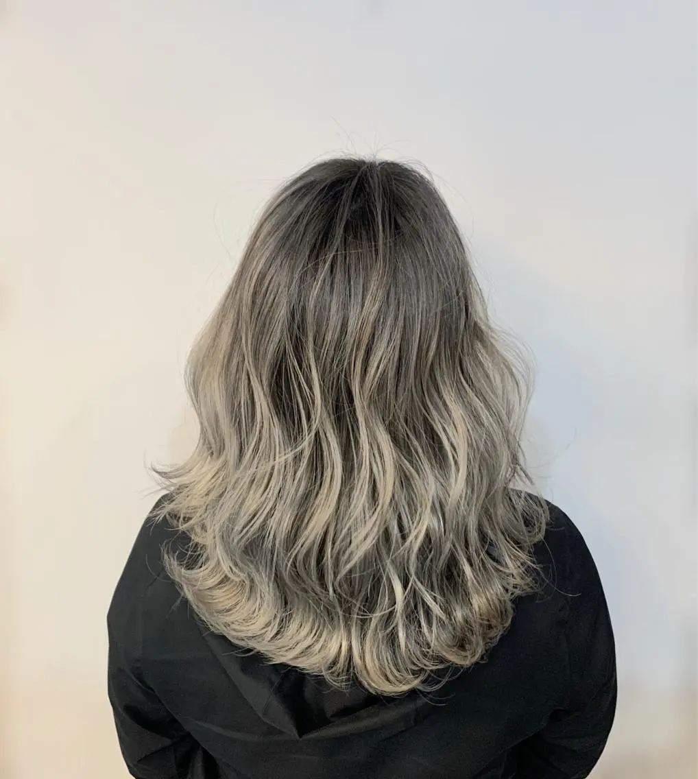 セミロング 金澤 愛のヘアスタイル