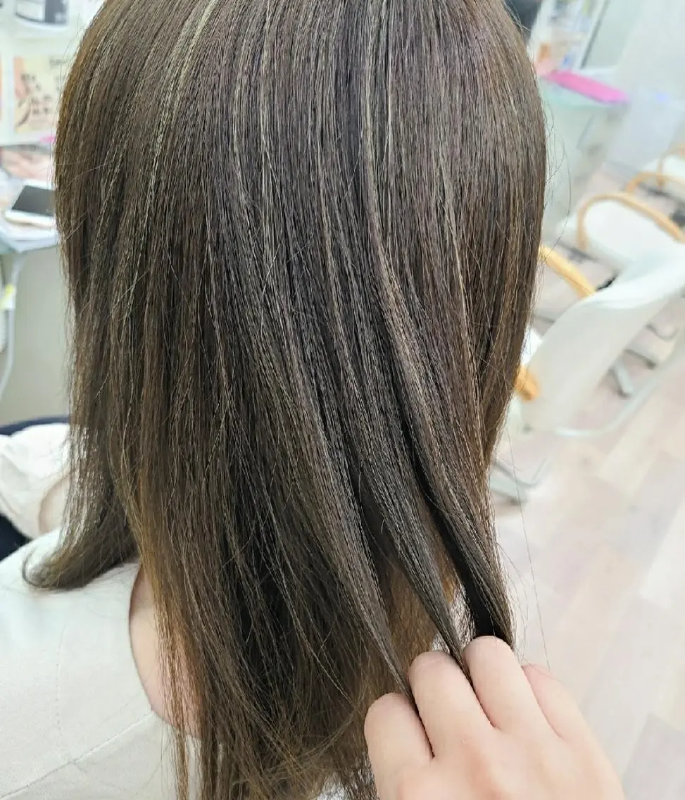 ロング カラー アッシュ ハイライトカラー ハイライト 関口 友菜のヘアスタイル