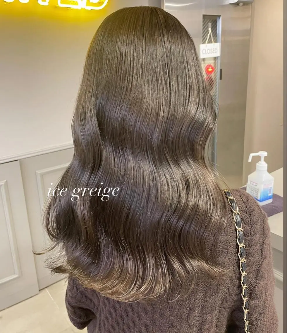 セミロング カラー 抜け感レイヤー︴ ニュアンスカラーのヘアスタイル