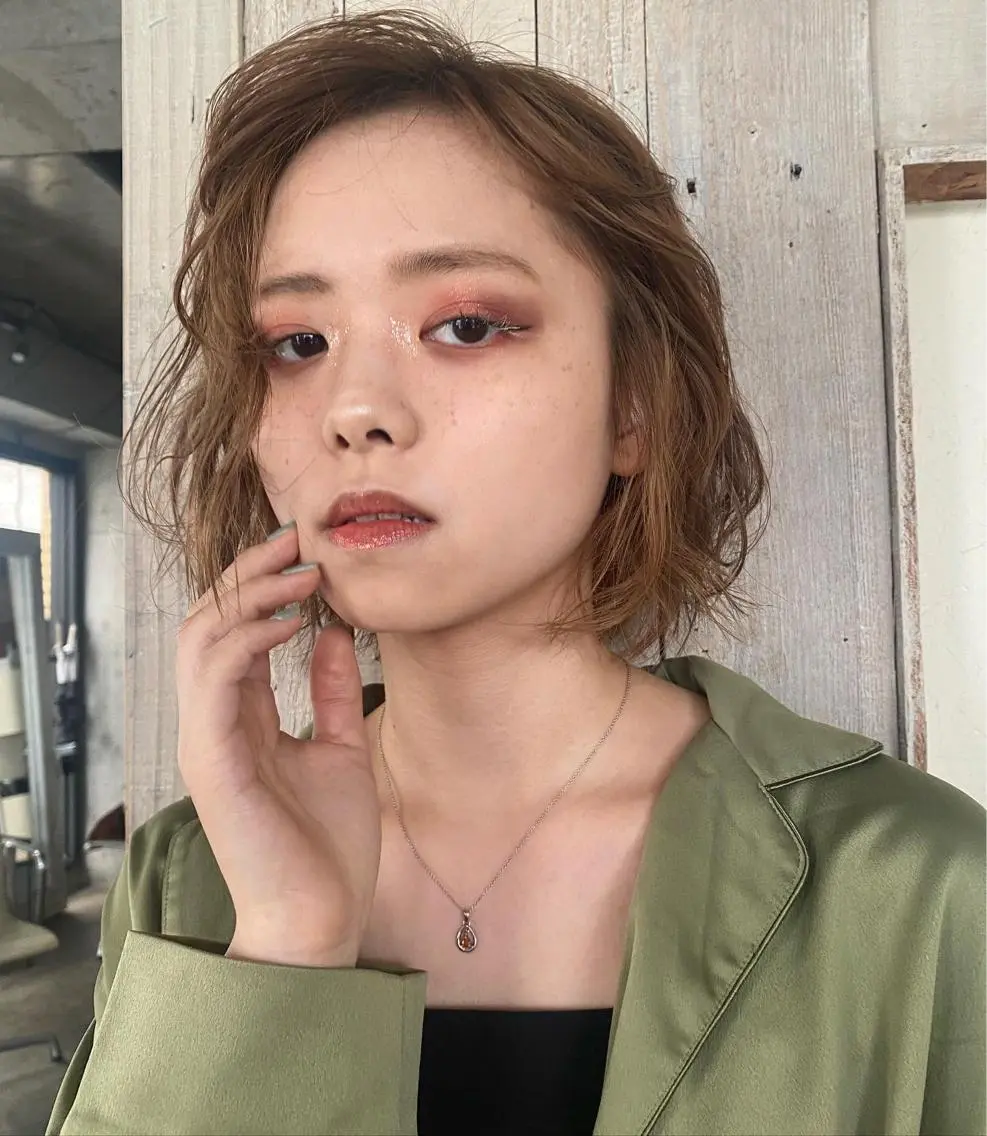ショート ブリーチカラー/ブロ ンドレイヤーカットのヘアスタイル
