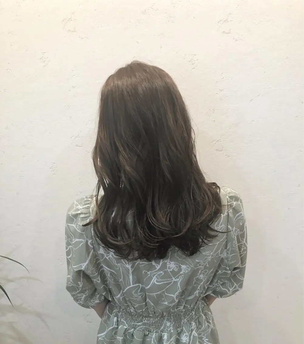 セミロング カラー ベージュカラー ブリーチ ブリーチなしカラー オリーブベージュ ヨシンモリ カット ヘアカラー トリートメント ニュアンスカラー🫧 加納のヘアスタイル