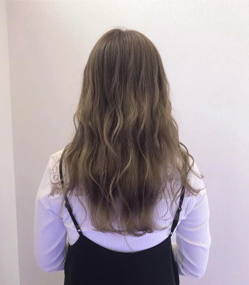 ロング カラー ベージュカラー ミルクティーベージュ 白井 つづりのヘアスタイル
