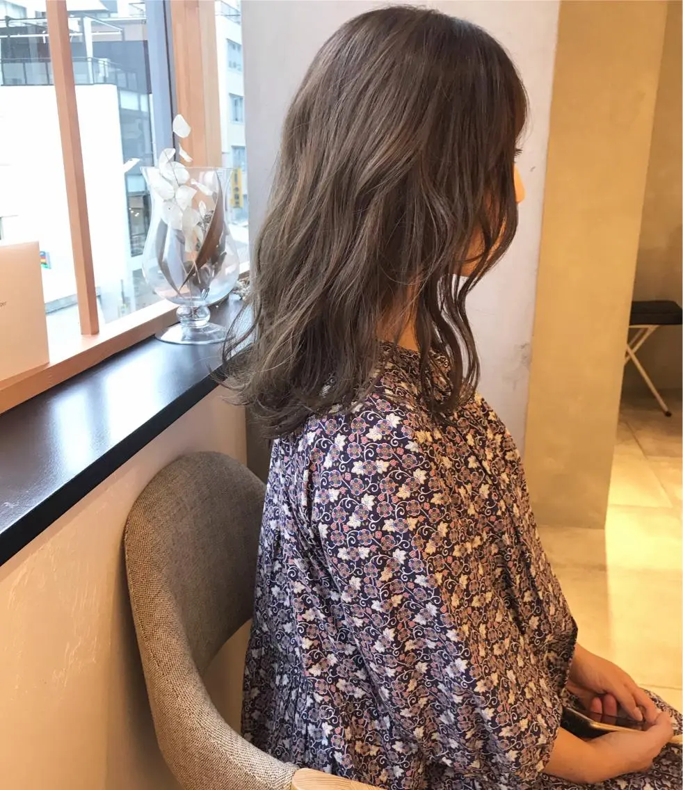 セミロング カラー グレージュ ミルクティーグレージュ 眉毛ワックス konomiの眉毛・アイブロウイメージ