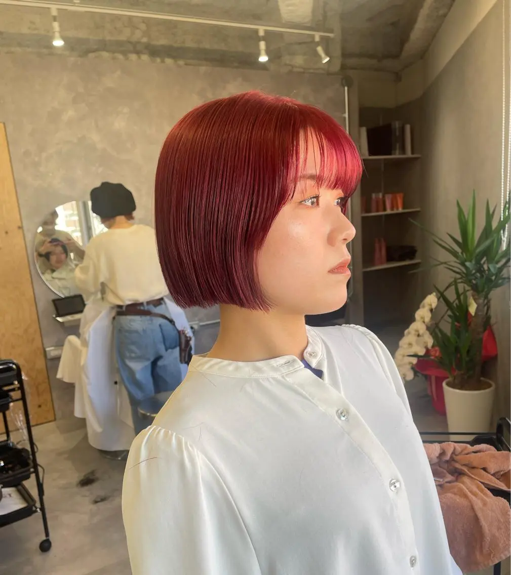 ミディアム カラー レッドカラー yui/ layer cutのヘアスタイル