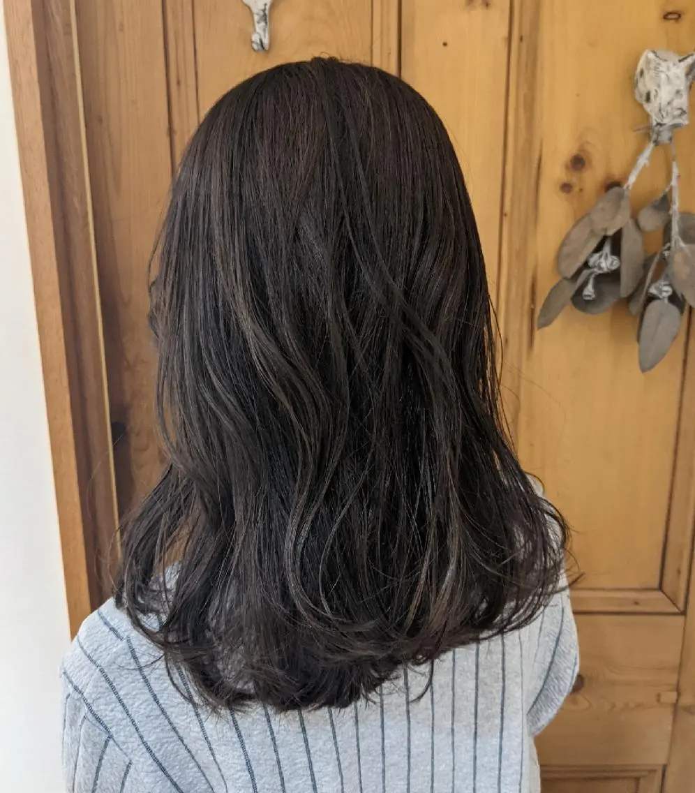 セミロング カラー アッシュ カット ヘアカラー マエハラ ナナのヘアスタイル