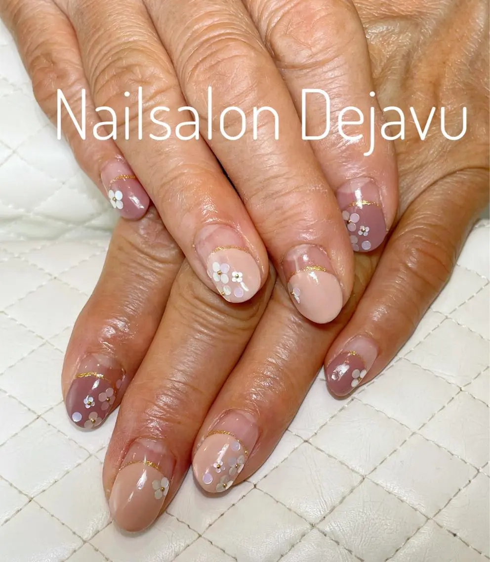 ネイル アートネイル フラワーネイル フレンチネイル 冬ネイル Nail salon Dejavu 🌿のネイルデザイン