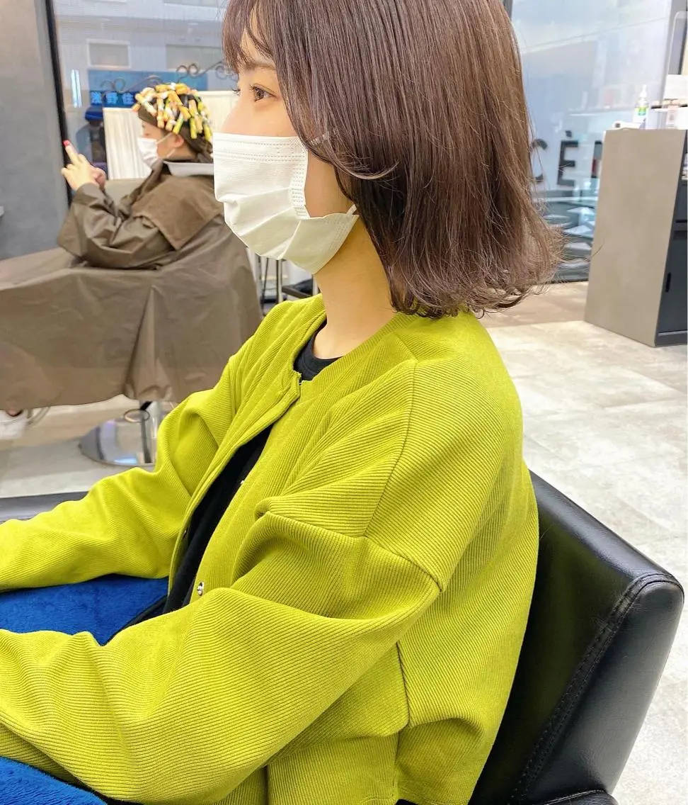ミディアム カラー ヘアアレンジ ブラウンカラー ミルクティーブラウン 韓国🇰🇷レイヤー カットオリーブカラーのヘアスタイル