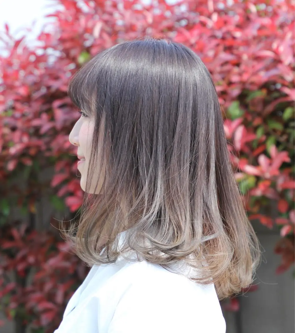 セミロング カラー バレイヤージュ レイヤーカット CoCooN minamiのヘアスタイル