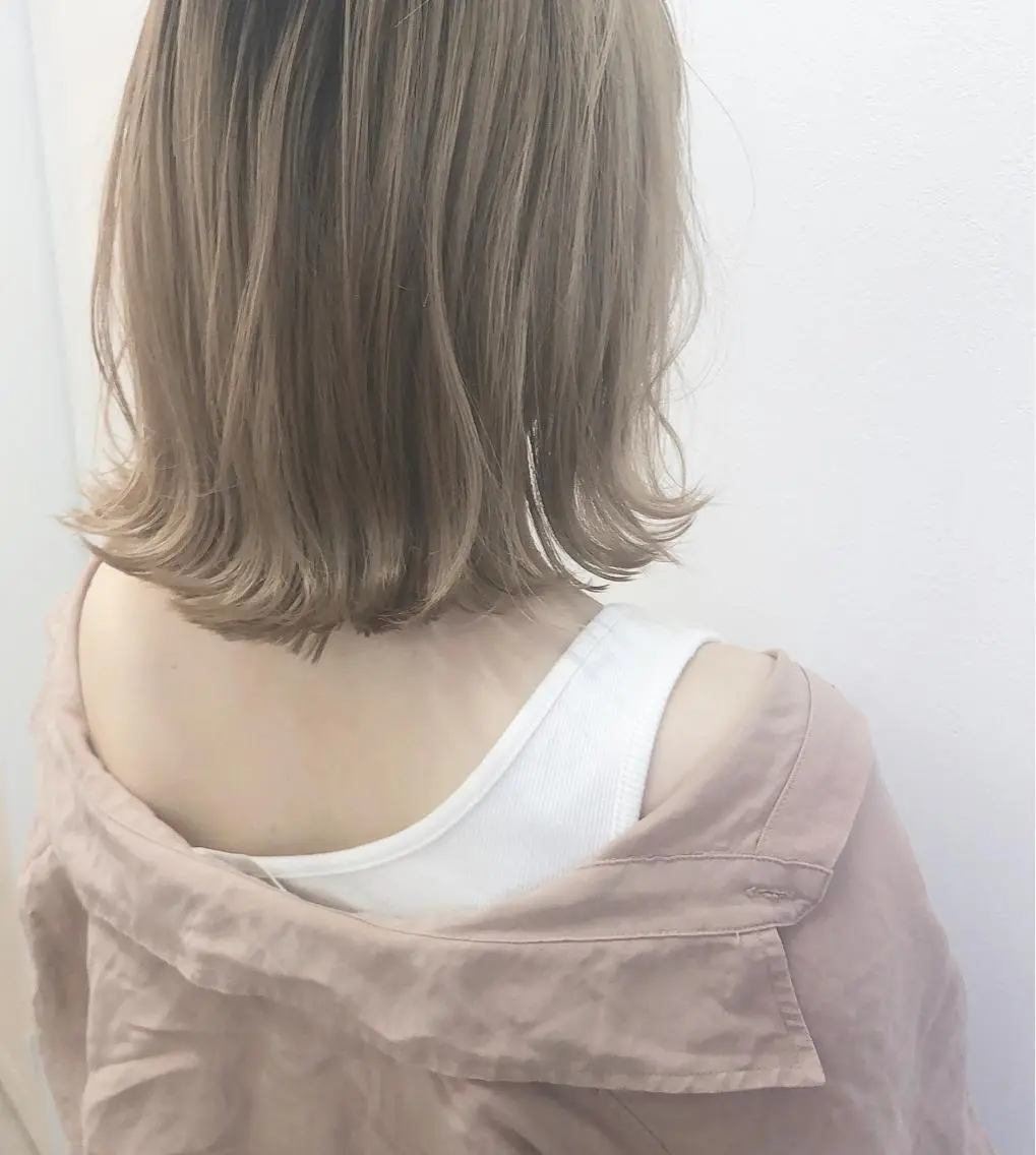 セミロング カラー ベージュカラー ミルクティーベージュ 切りっぱなしロブ misaki🎀 まろみ透け感カラーのヘアスタイル