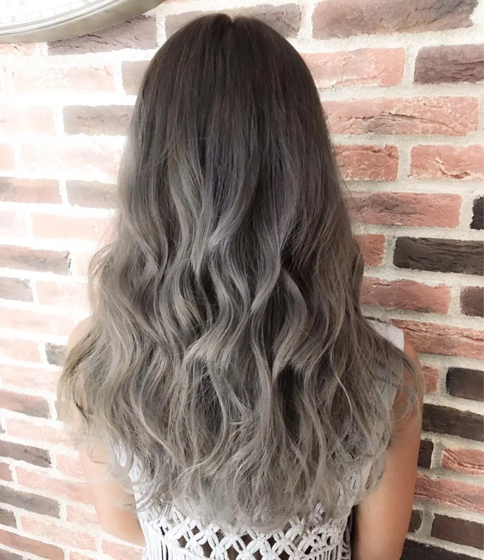 ロング カラー グラデーションカラー グレージュ ハイライトカラー ハイライト メンズ特化美容師 カラー専門ぺーターのヘアスタイル