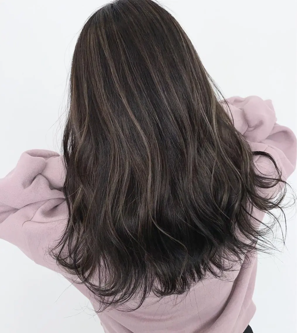 セミロング ハイライト 山田 絵里菜のヘアスタイル