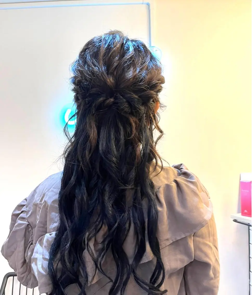 ヘアアレンジ ヘアセット ハイトーンカラー 🦋yuri🦋のヘアスタイル