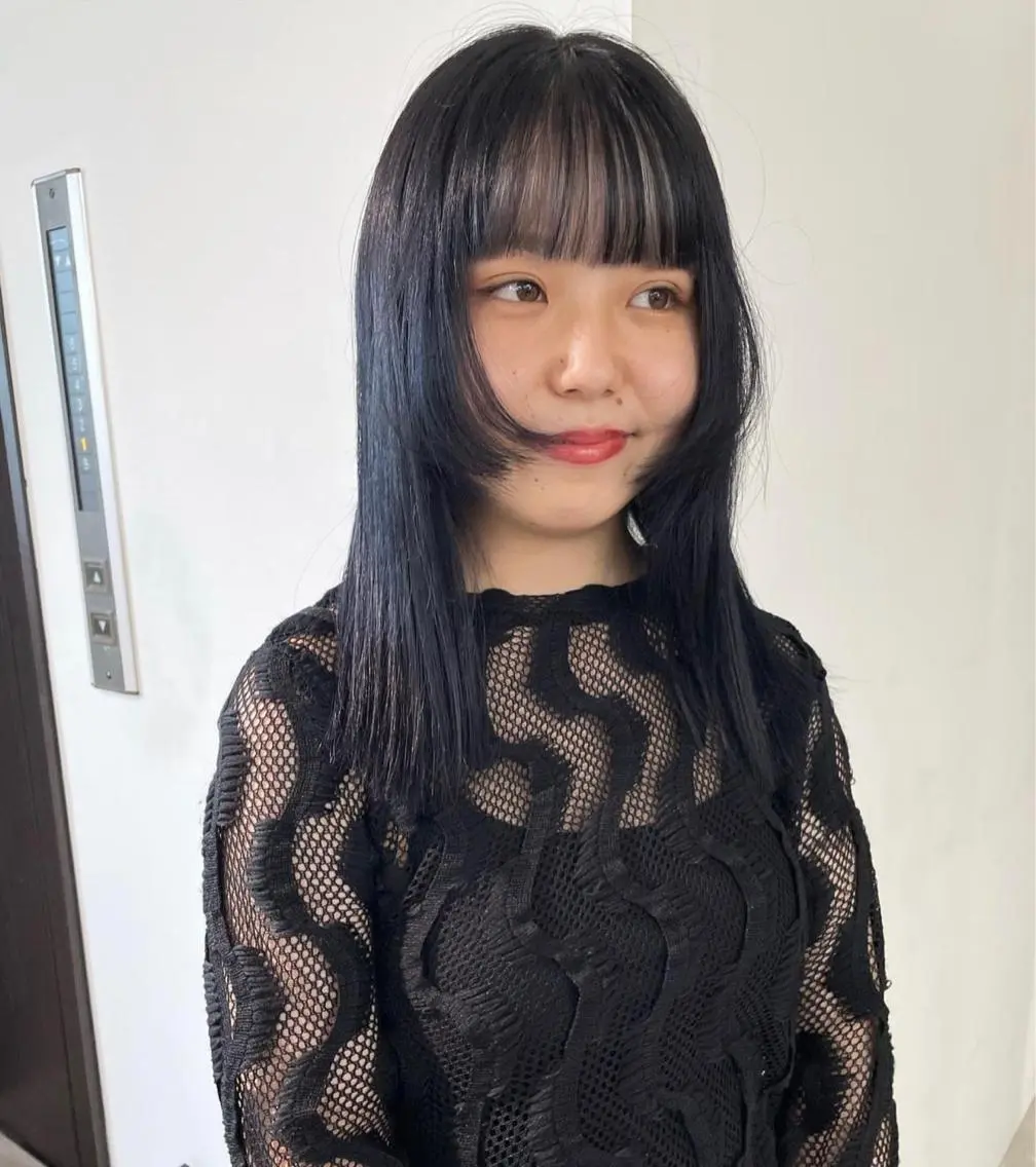 ミディアム カラー ミストバング 黒髪 ブリーチ ブルーカラー ブルーブラック カット ヘアカラー トリートメント MIU/ルーツカラー 顔まわりレイヤーのヘアスタイル