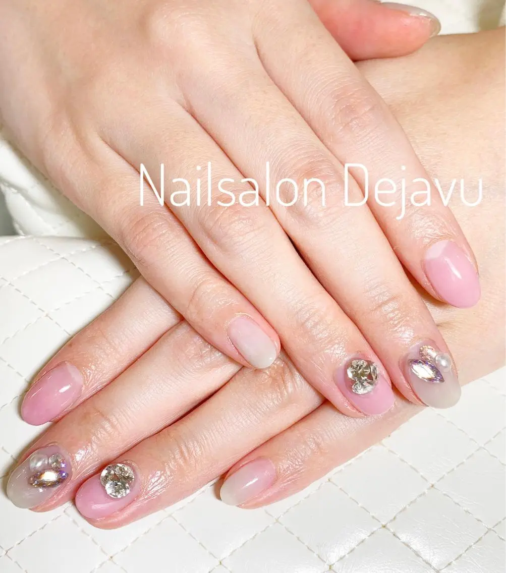 ネイル アートネイル グラデーション ラメ(グリッター) ラメグラデーション ストーンネイル ハンドネイル Nail salon Dejavu 🌿のネイルデザイン