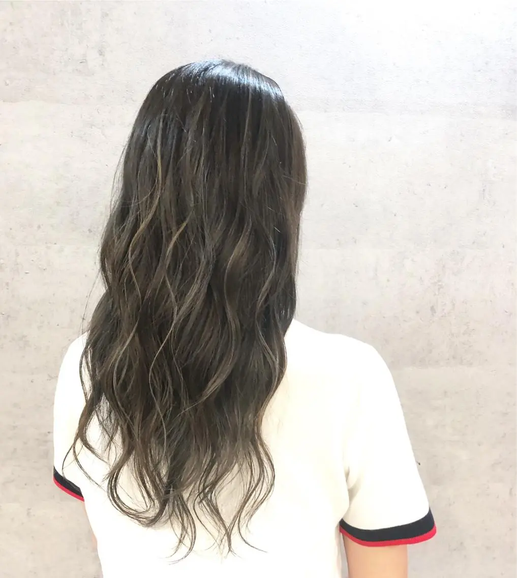 ロング カラー アッシュ ベージュカラー ハイライトカラー ハイライト 髪質改善で 憧れの潤艶美髪にのヘアスタイル