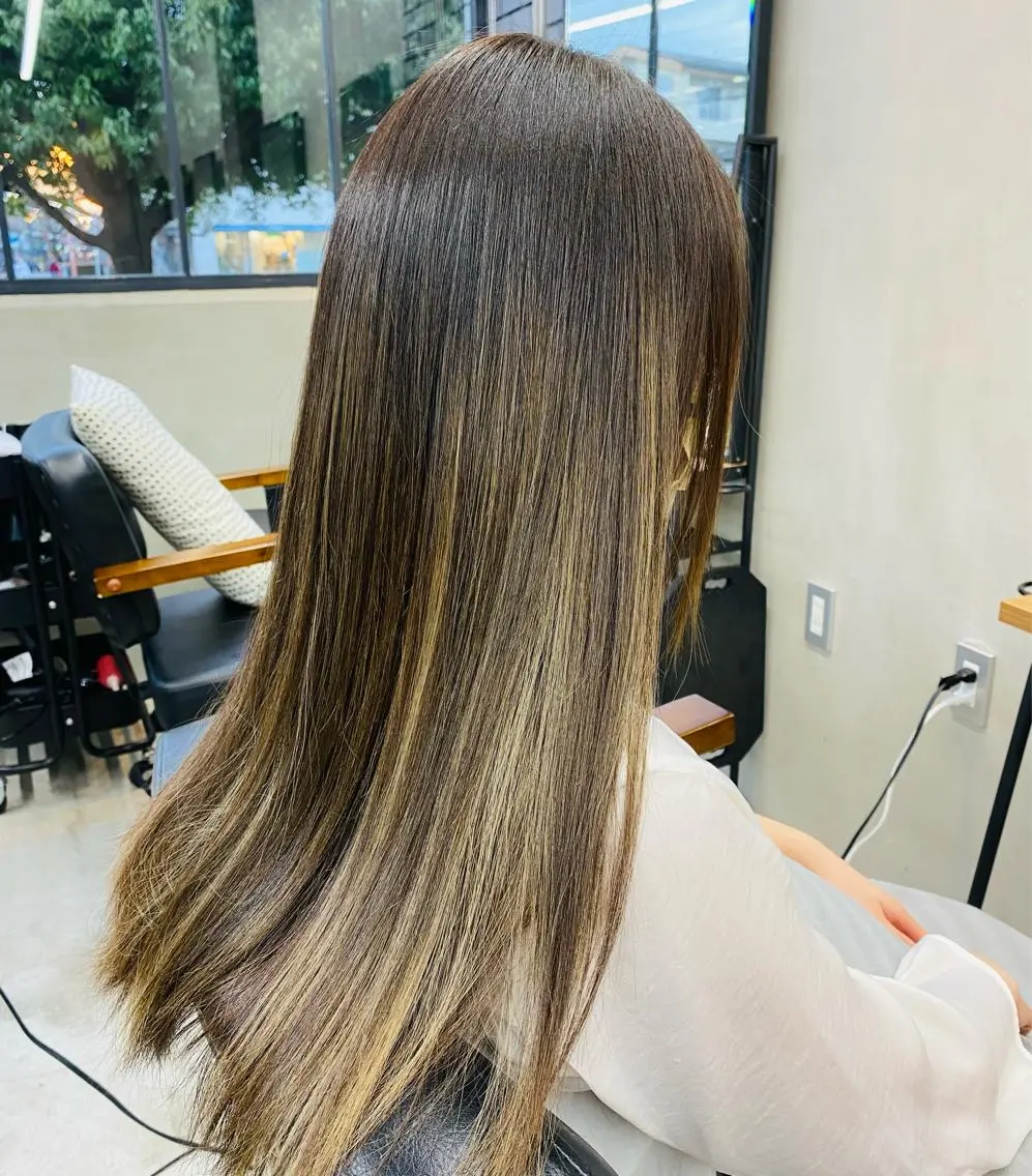 セミロング カラー ベージュカラー ハイライトカラー ハイライト スギモト リョウのヘアスタイル