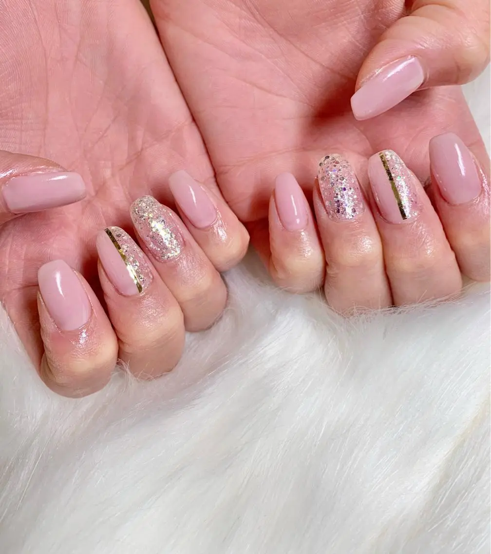 ミディアム ネイル キラキラネイル ラメ(グリッター) ピンク シンプルネイル ハンドネイル R nailのネイルデザイン
