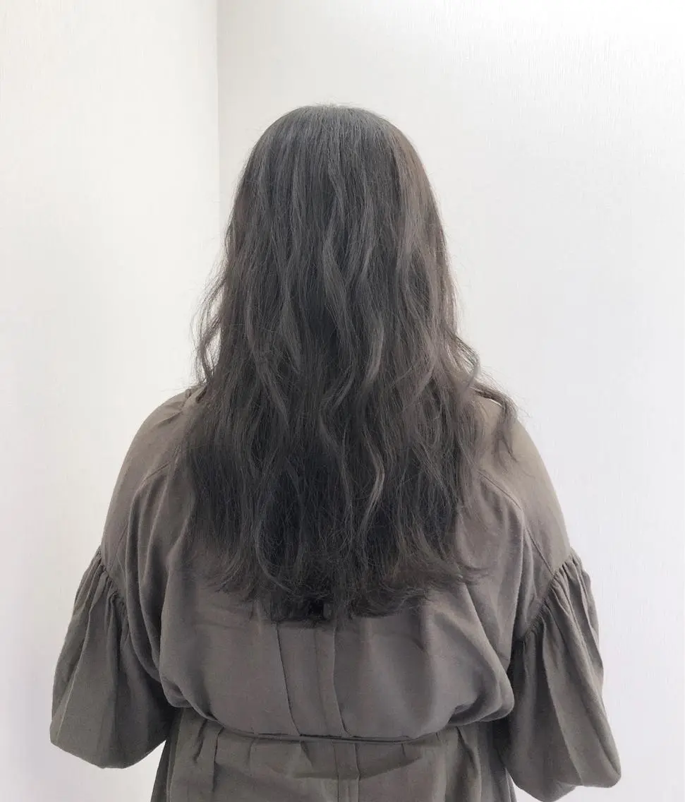 セミロング カラー アッシュ アッシュグレー ブリーチ ブリーチなしカラー 白井 つづりのヘアスタイル