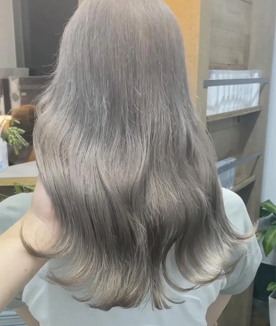 セミロング カラー 横尾 歩のヘアスタイル