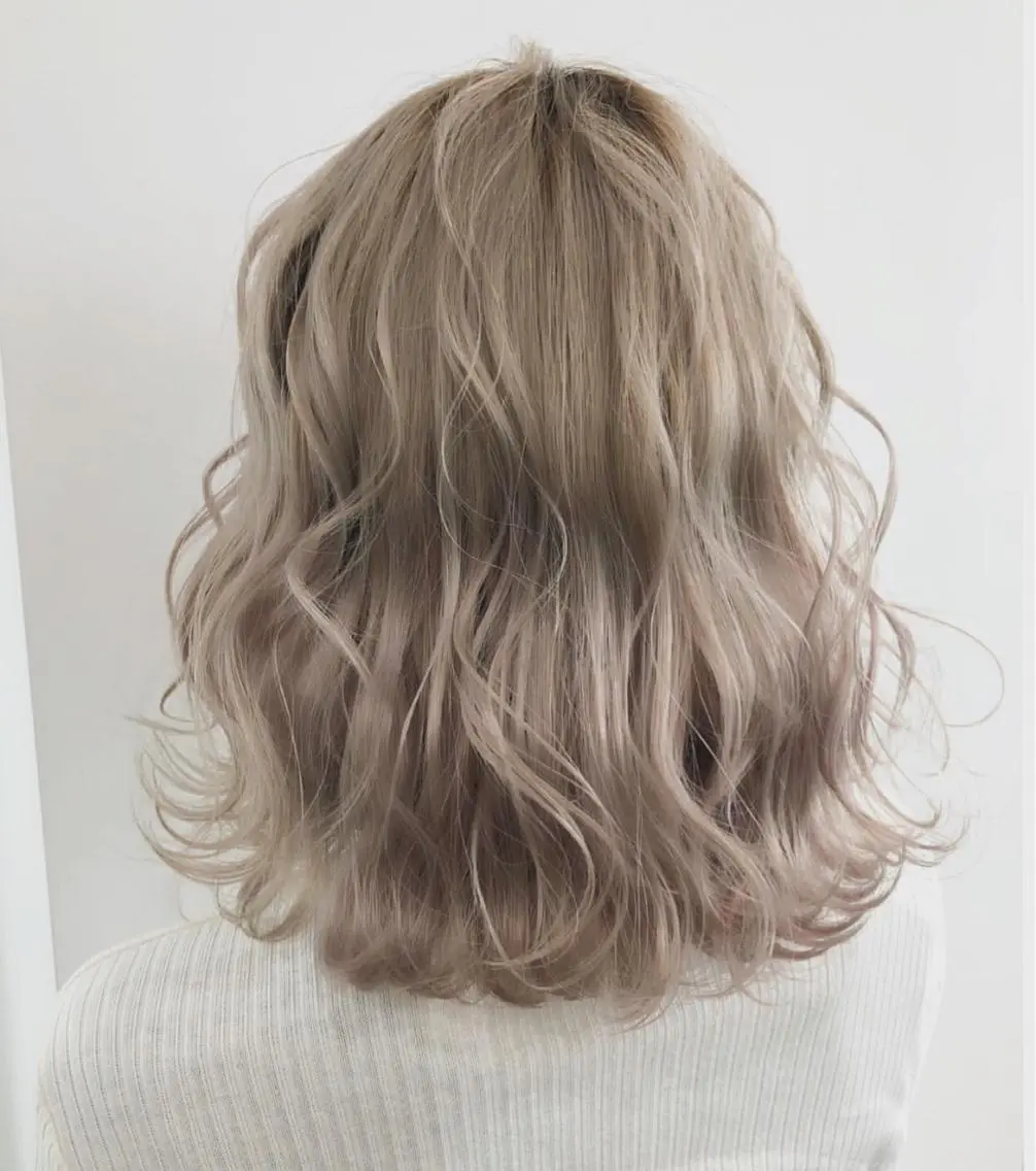 セミロング カラー ブリーチ ブロンド 透明感カラー topstylist 芳賀みなみのヘアスタイル