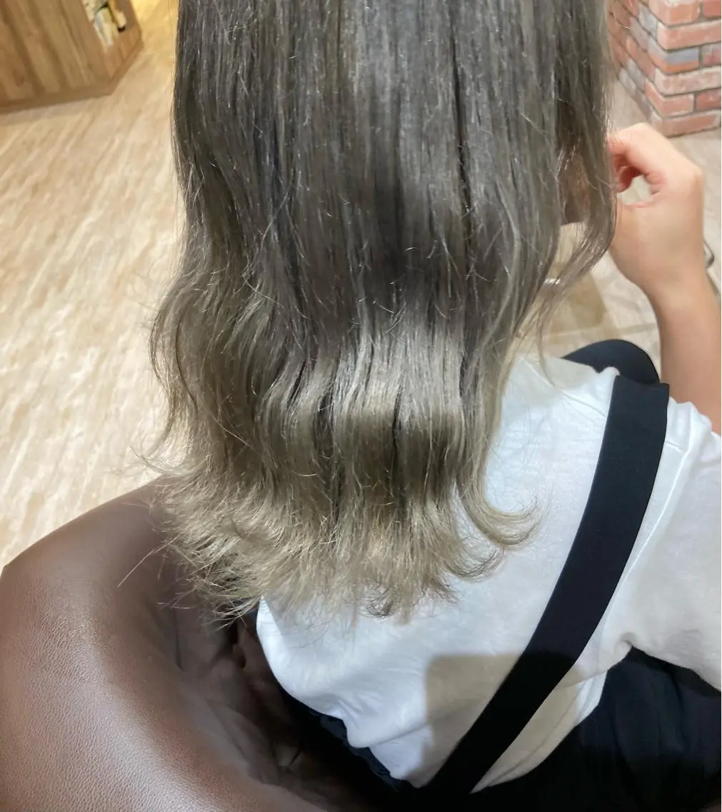 ミディアム カラー ヘアアレンジ ブリーチ グラデーションカラー シルバー 佐藤 睦月のヘアスタイル