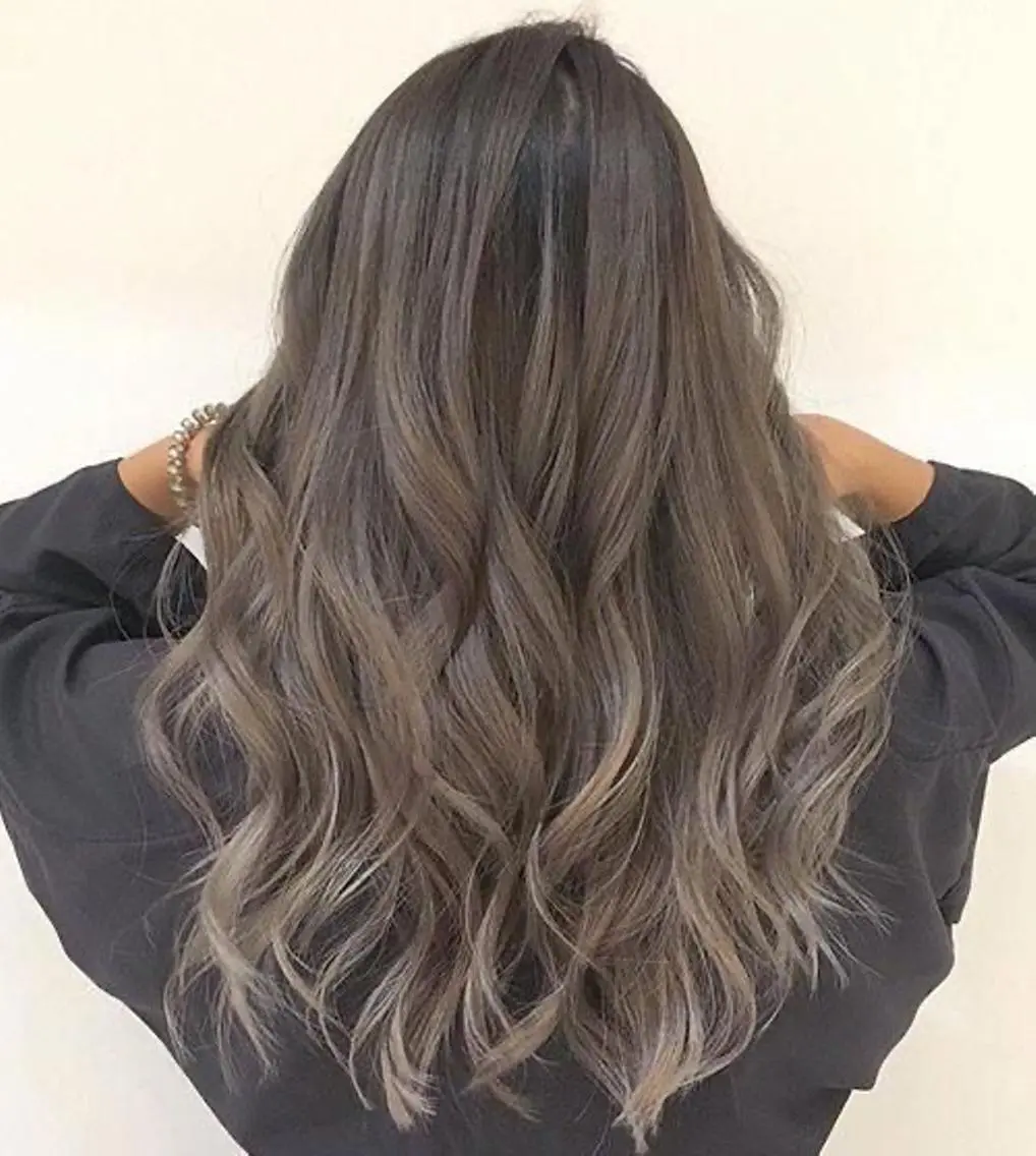 セミロング カラー バレイヤージュ レイヤーカット ケア剤オタク×海外 ヘア長谷川裕起のヘアスタイル