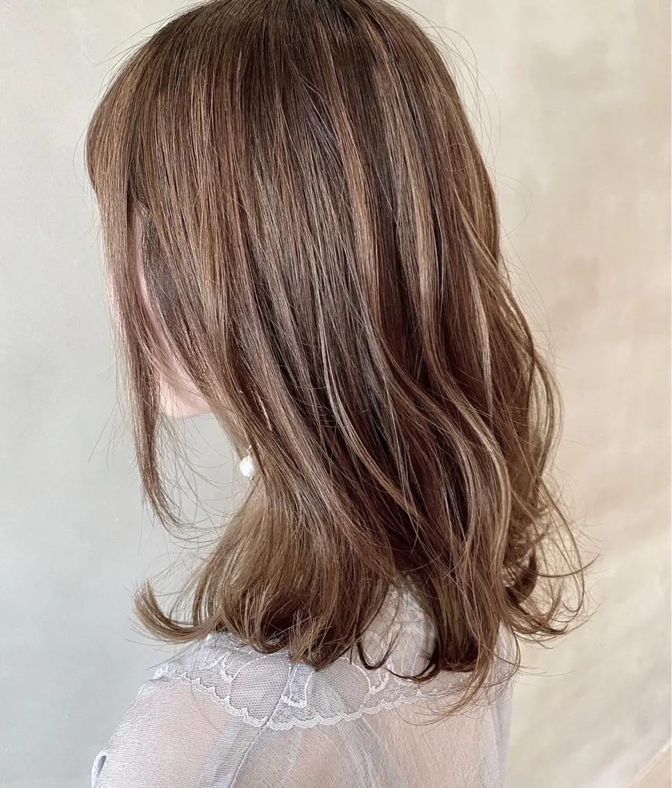 セミロング カラー ヘアアレンジ ネイル マツエク・マツパ 透明感カラー ハイライトカラー 外国人風カラー ハイライト 外ハネヘア カット ヘアカラー 夜23時まで予約🉑 reverieあきらのヘアスタイル