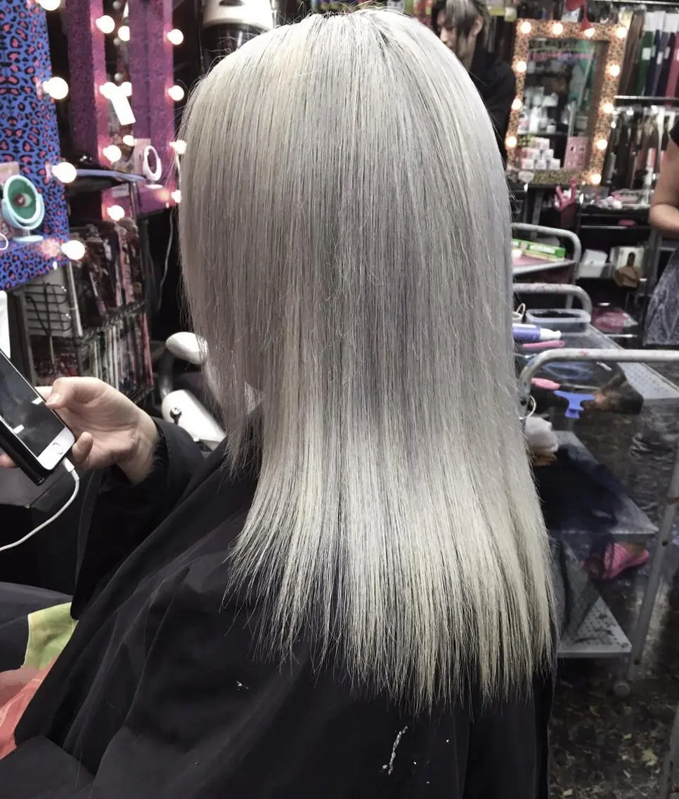 セミロング カラー ブリーチ 今泉 周のヘアスタイル
