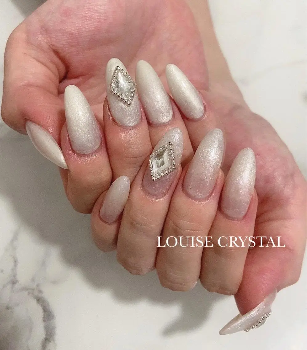ネイル ハンドネイル LOUISE CRYSTALのネイルデザイン