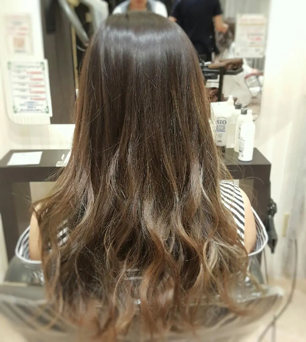 セミロング カラー グラデーションカラー インナーカラー メッシュ 秋山 幸太のヘアスタイル