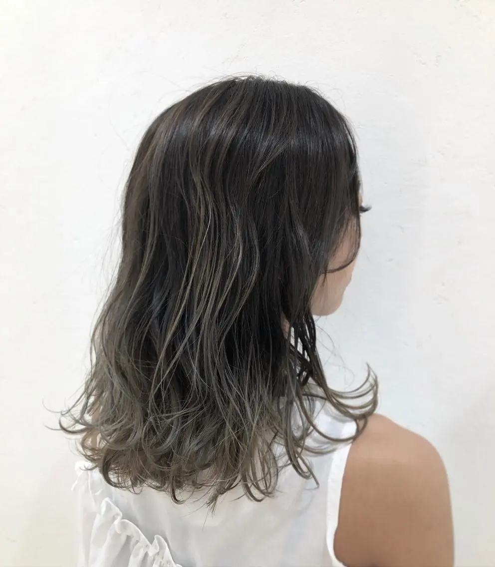 ミディアム カラー バレイヤージュ シルバー レイヤーカット ニュアンスカラー🫧 加納のヘアスタイル