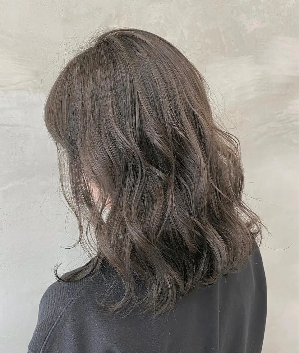 セミロング カラー ブリーチ 透明感カラー グレージュ カーキグレージュ ヘアカラー トリートメント 🫧透明感カラー🫧 OIKAWAのヘアスタイル