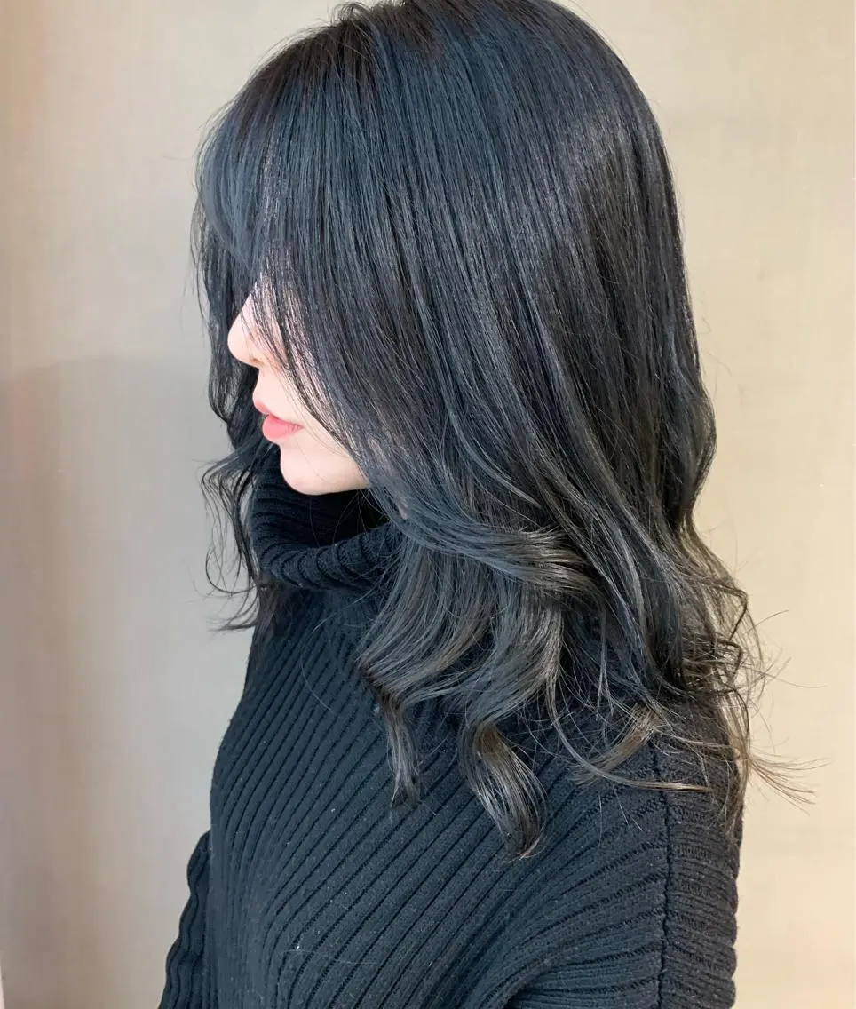 セミロング カラー アディクシーカラー 黒髪 ブリーチ ブルーカラー ブルーブラック ウルフレイヤーカット /チヒロのヘアスタイル