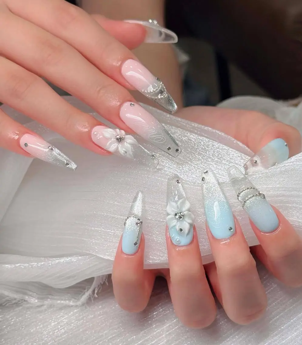 ネイル オーロラネイル ブルー チークネイル フットネイル フレンチネイル ハンドネイル NAILS168 池袋西口駅前店のネイルデザイン
