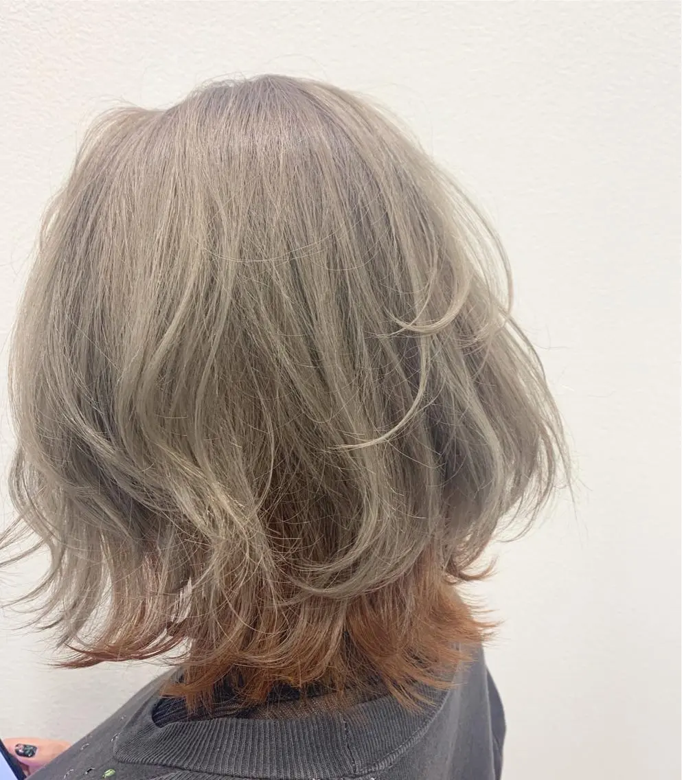 ミディアム カラー ヘアアレンジ ベージュカラー ブリーチ オレンジ ホワイトベージュ カット 縮毛矯正 フジノ マホのヘアスタイル