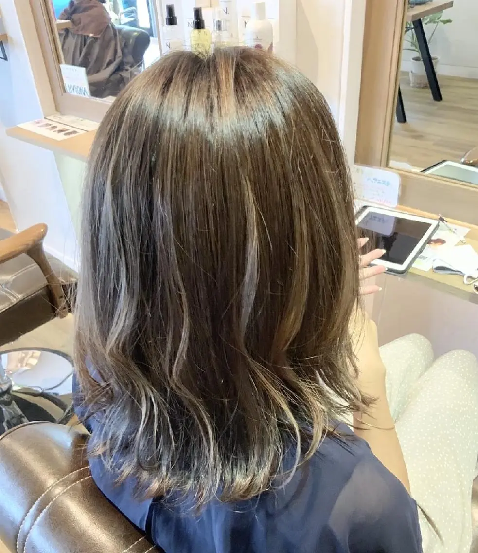 カラー グレージュ ハイライトカラー 堀 望美のヘアスタイル