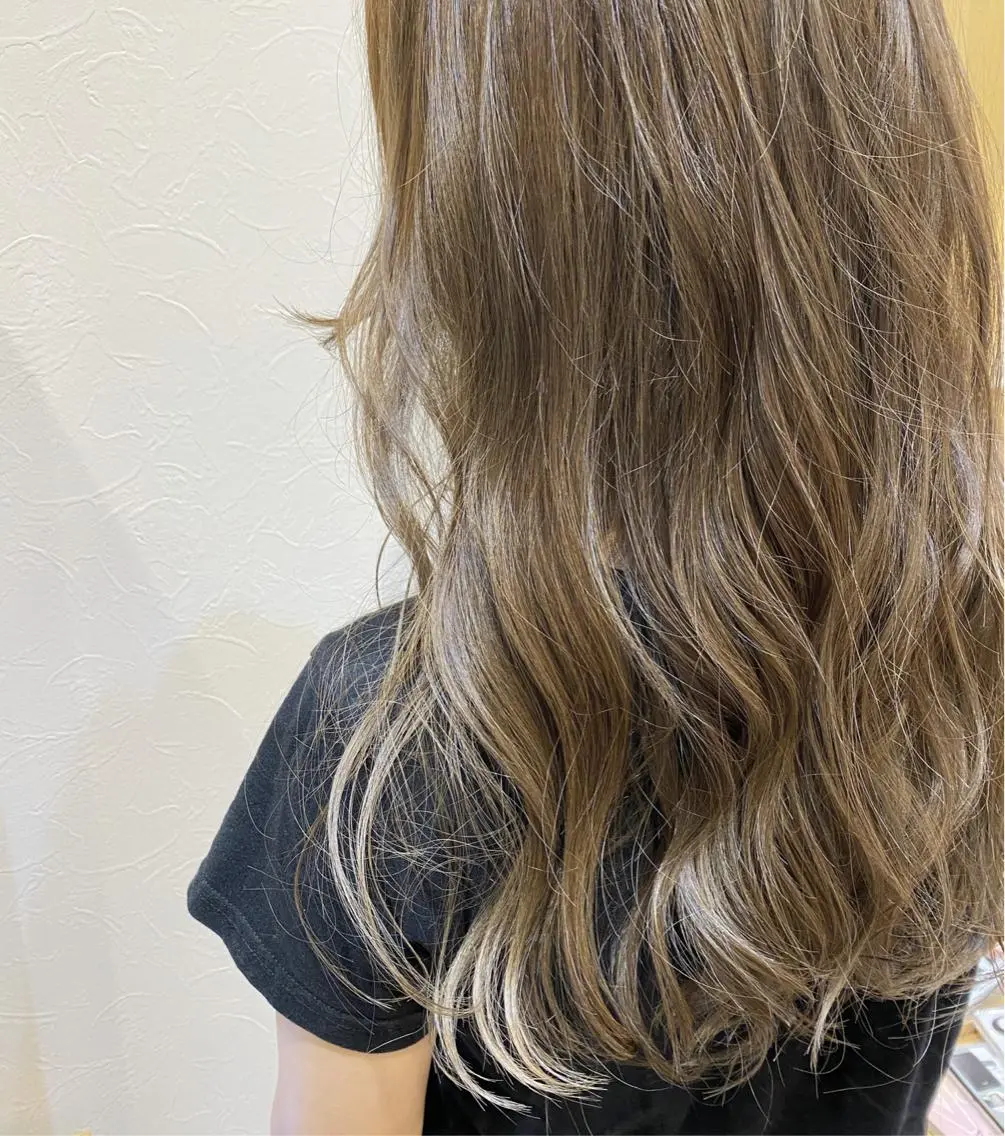 セミロング ハイライト 髪質改善 縮毛矯正 トリートメント 酸熱トリートメント ヘアカラー トリートメント 中川 勝友のヘアスタイル