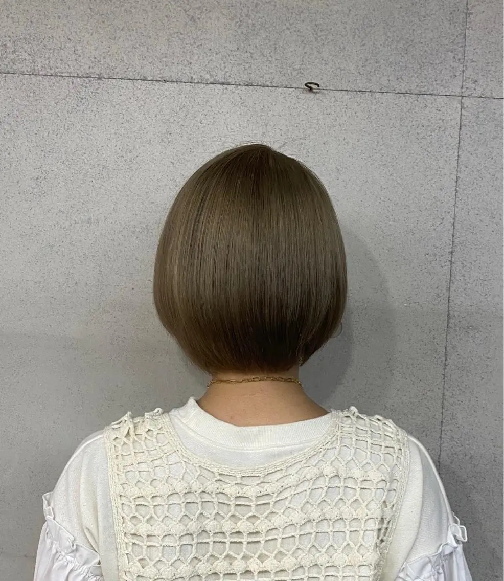 ショート カラー ヘアアレンジ アッシュ ベージュカラー ブリーチ misato |似合わせ施術🦋のヘアスタイル