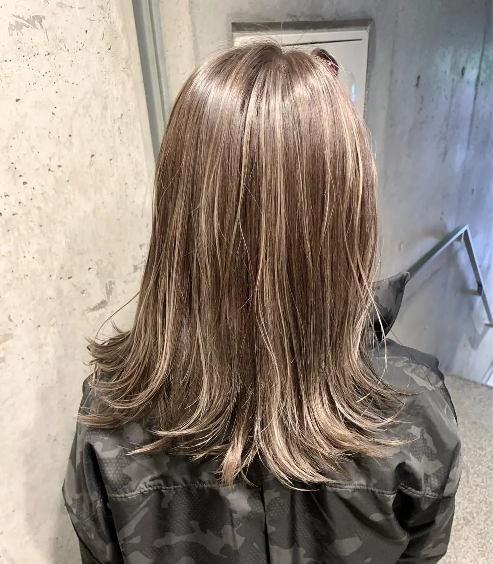 セミロング カラー バレイヤージュ グレージュ ハイライトカラー ハイライト レイヤーカット ヘアカラー ROSEL末吉 海渡のヘアスタイル