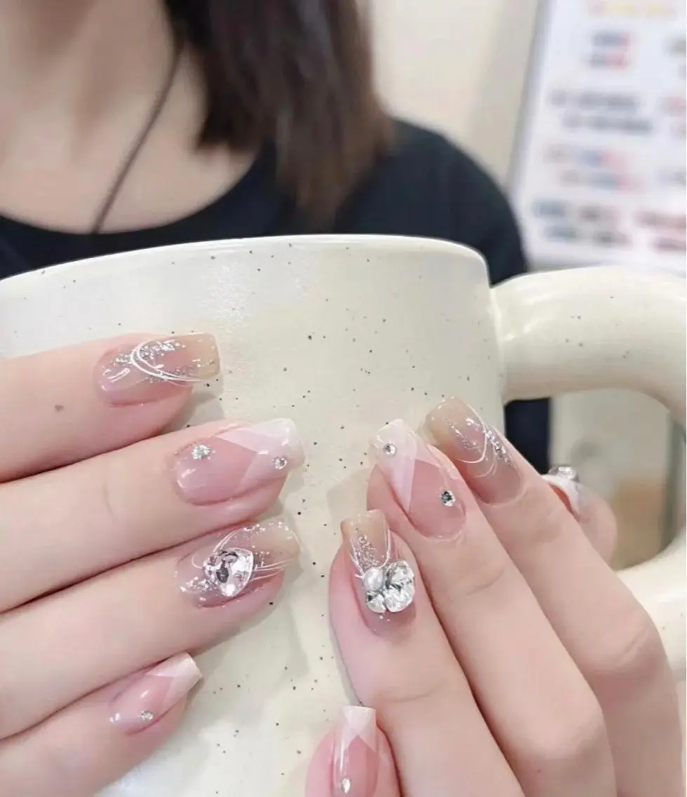セミロング めぐみのネイルサロン スタッフ練習のネイルデザイン