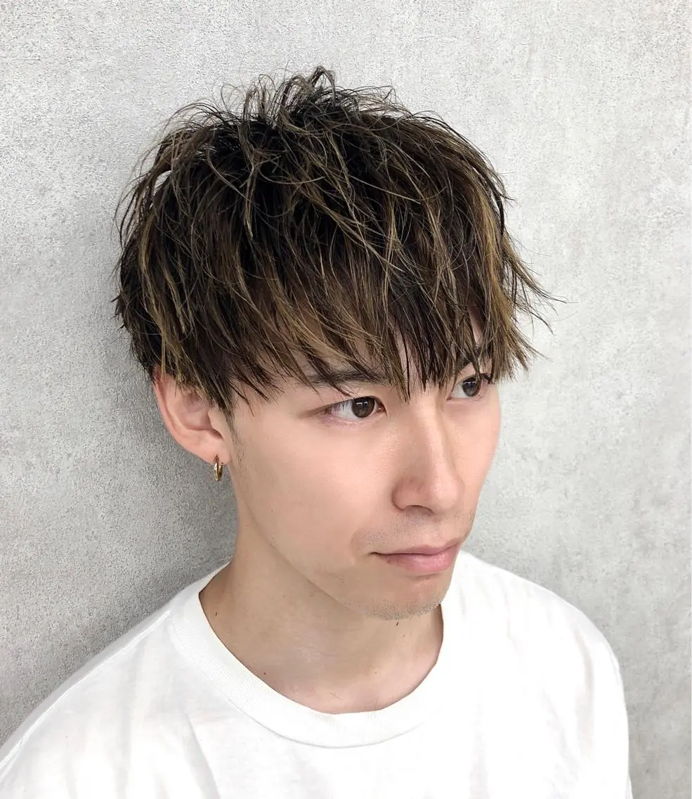 カラー メンズ メンズメッシュ マッシュ ベージュカラー メッシュ ホワイトベージュ ショート、韓国メンズ ヘアのかつらぎのヘアスタイル