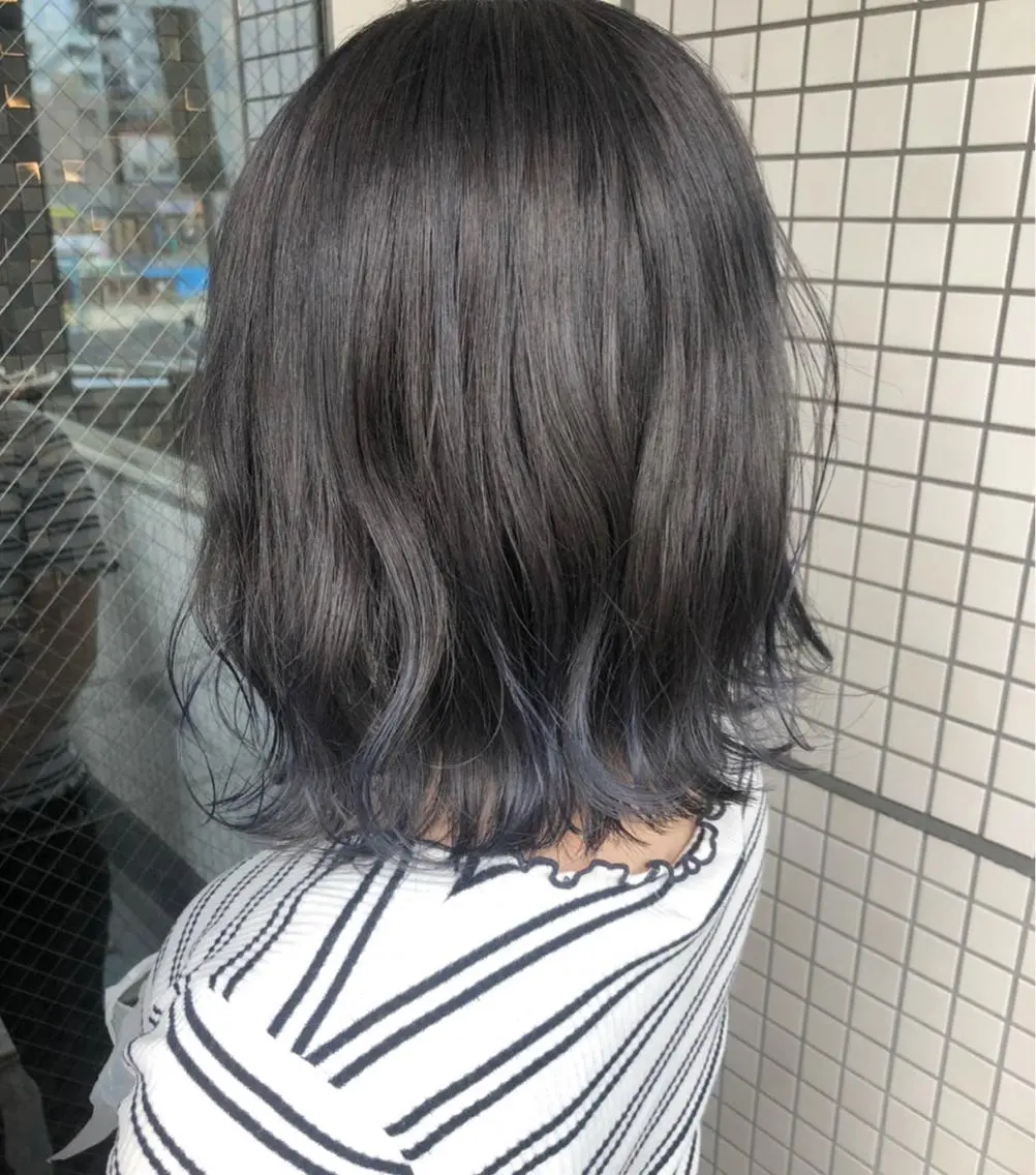 ミディアム カラー 黒髪 ブルーカラー ブルーブラック カット ヘアカラー 女性リピ90%🍨 🩷佐藤みずきのヘアスタイル