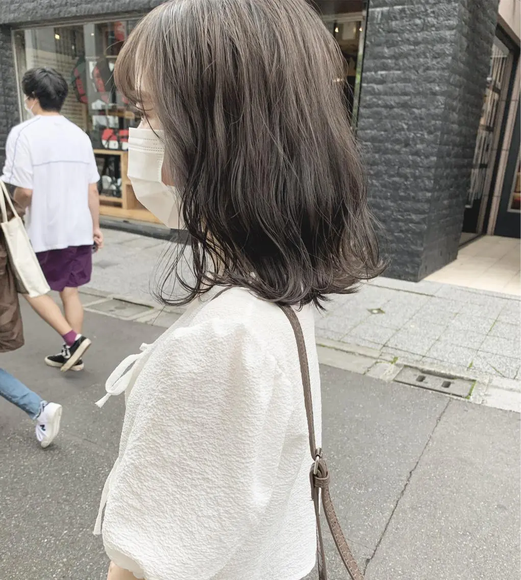 セミロング カラー ネイル ハイトーンボブ 前田 表参道　グレージュのヘアスタイル