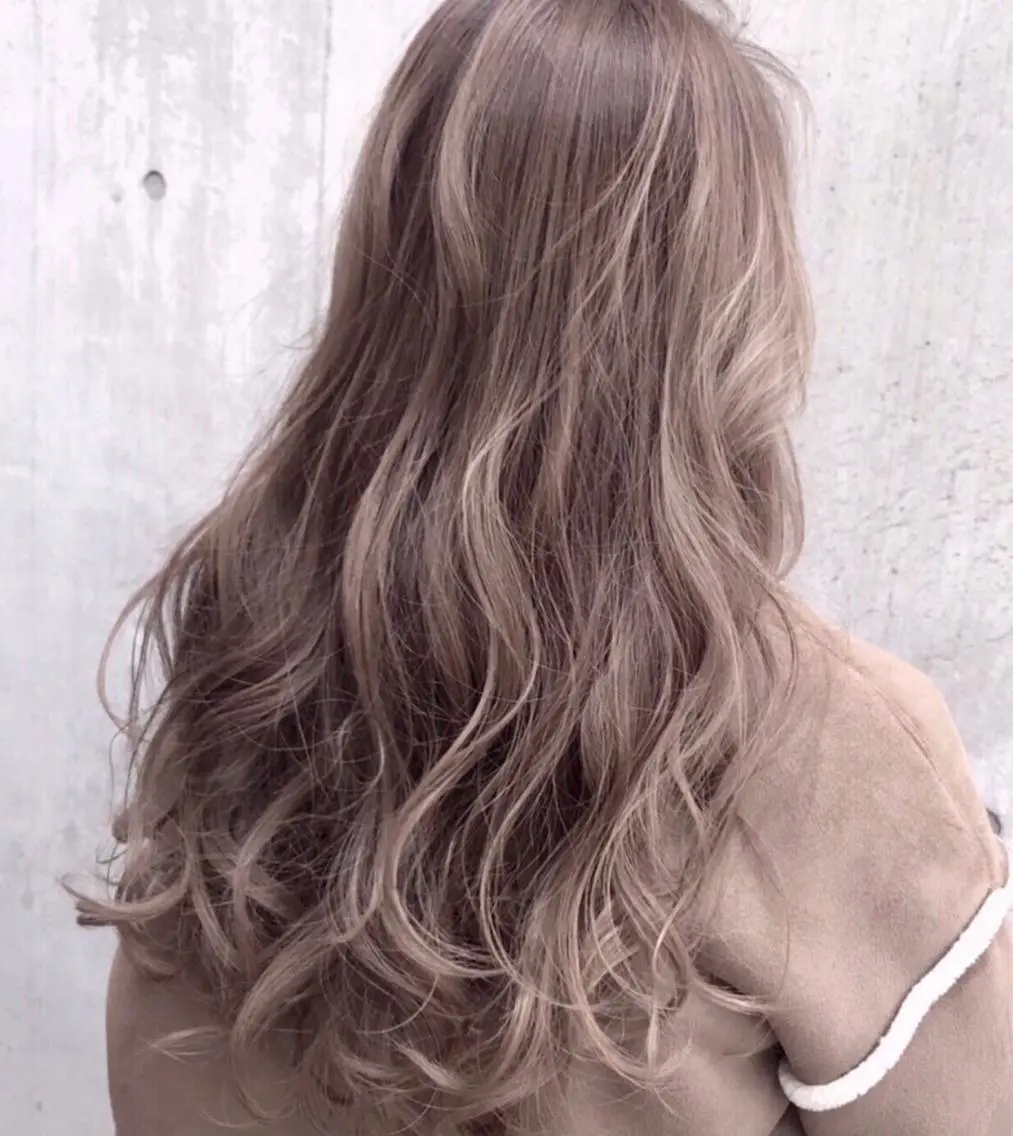 セミロング カラー セミロングパーマ アッシュ ベージュカラー ブルーカラー グレージュ ヘアカラー AKI アキのヘアスタイル