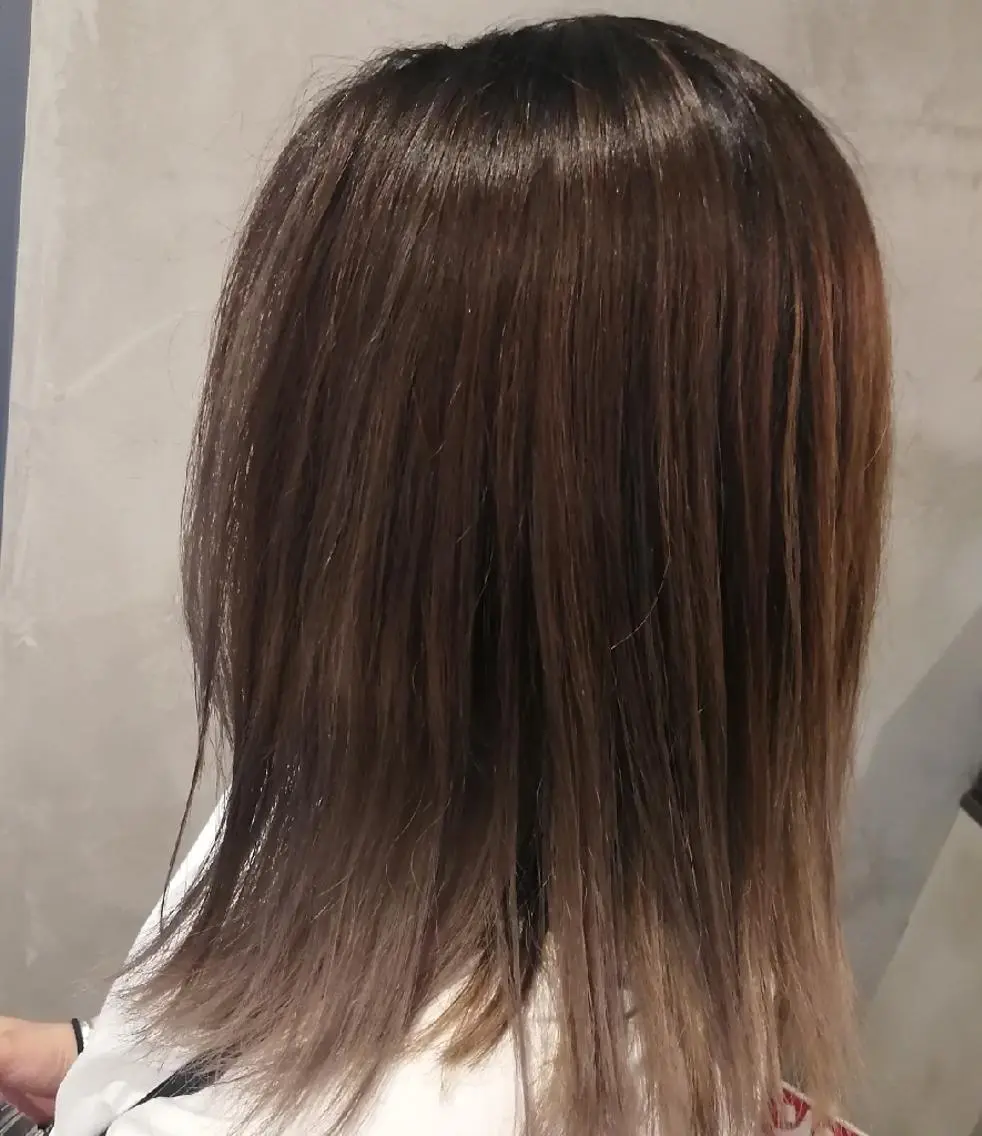 セミロング カラー バレイヤージュ グレージュ レイヤーカット ブリーチ・ハイトーン 特化🎉内山のヘアスタイル